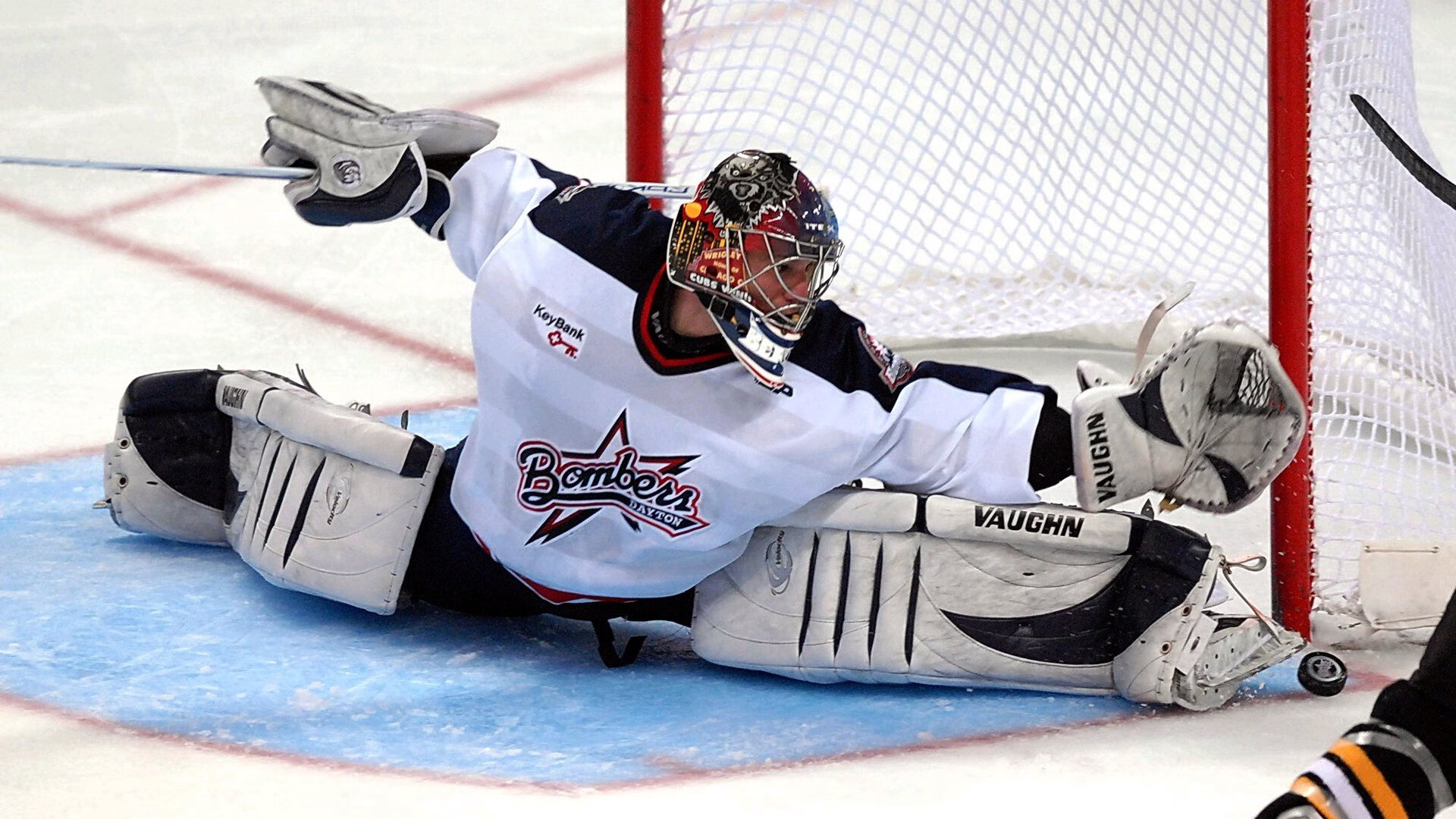 国际帆船赛激战正酣,顶尖选手逐浪争锋